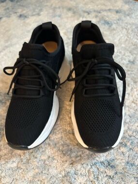 NEW Like the Tallure Black Knit Athletic Sneakers w/ White Sole. 37. Runs big